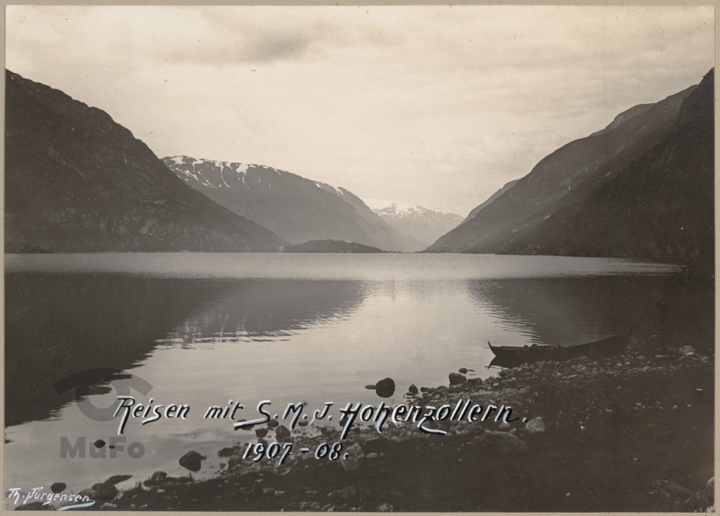 Widok na fiord, tytuł albumu "Podróżuj wraz z jachtem Hohenzollern 1907 - 08."