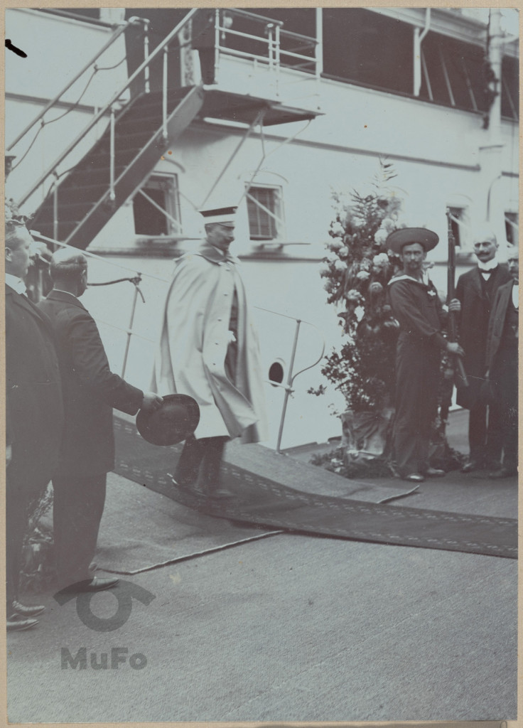 Cesarz Wilhelm II schodzi z pokładu jachtu "Hohenzollern" w Hamburgu 16 czerwca