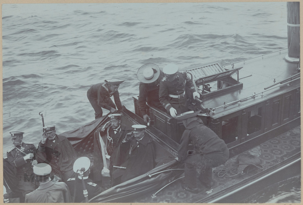 Wilhelm II i Mikołaj II z oficerami odpływa z "Hohenzollern" na wizytację floty