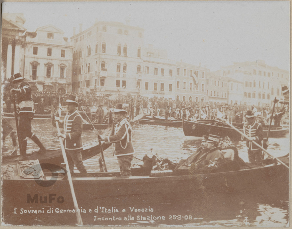 Wilhelm II i Wiktor Emanuel III płyną przez Canal Grande w gondoli