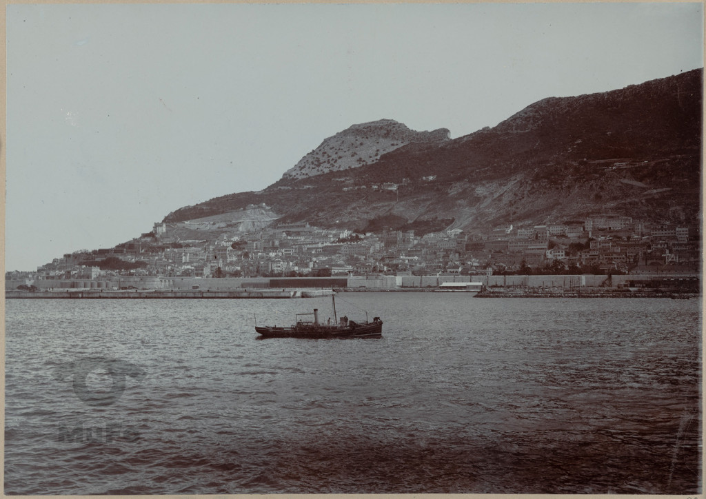 Łódź parowa na spokojnych wodach Zatoki Gibraltarskiej, Gibraltar