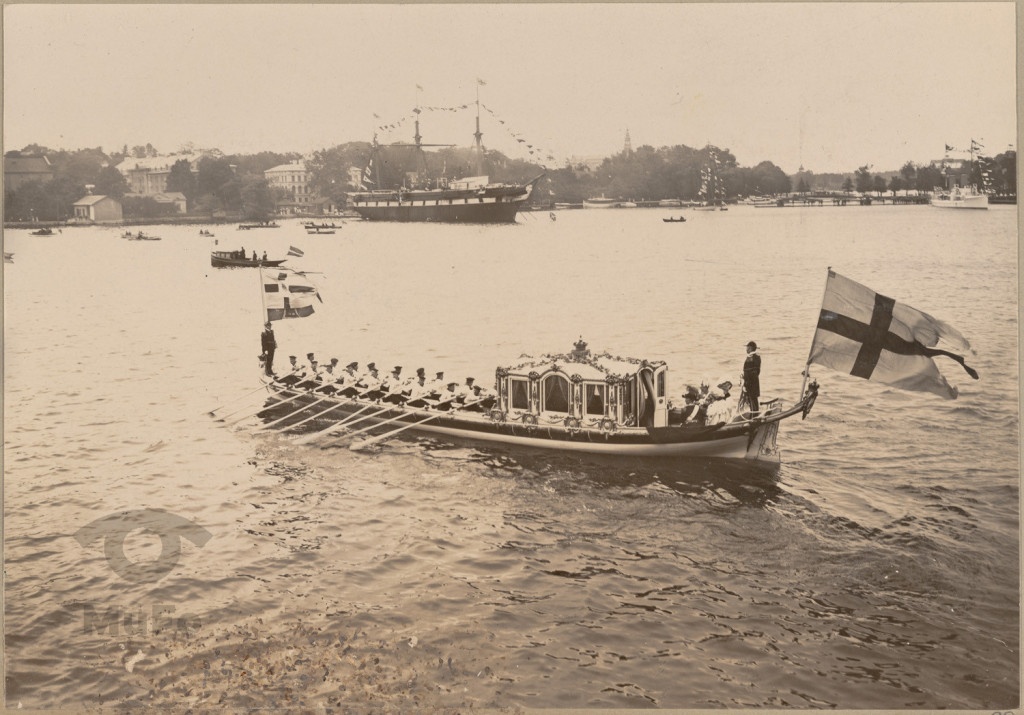 Królewska łódź wiosłowa płynie przez cieśniną Norrström