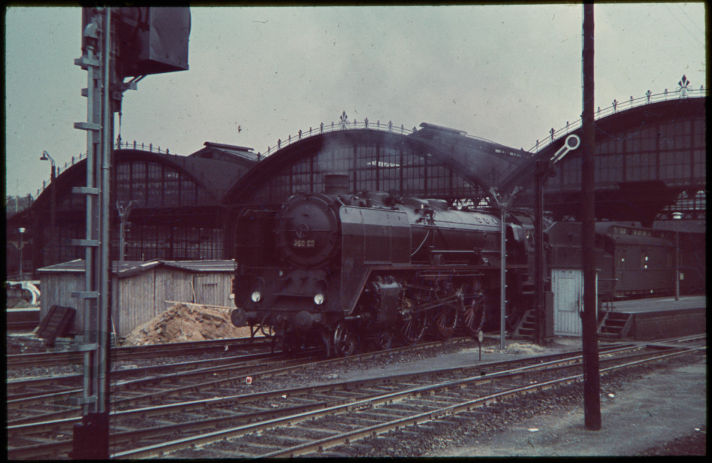 Parowóz wyjeżdżający ze stacji Wrocław Główny