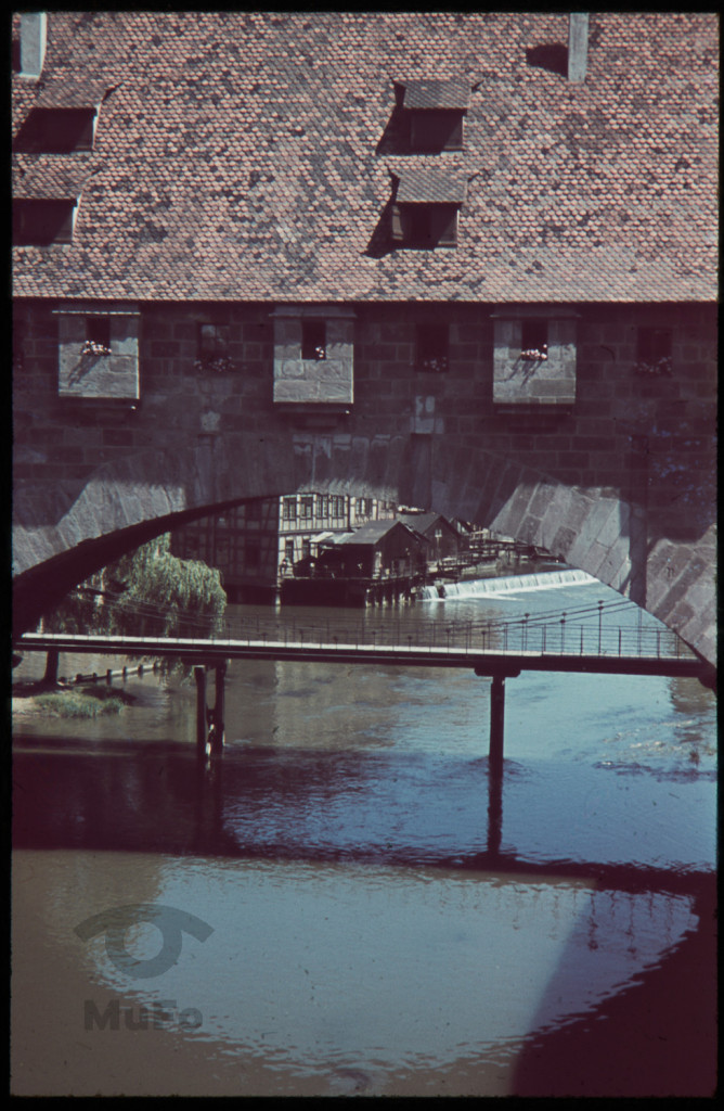 Norymberga, fragment murów obronnych i Most Łańcuchowy (Kettensteg Brücke)