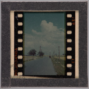 Kobieta idąca szosą