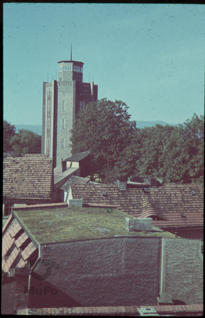 Dzierżoniów, dachy domów i wieża ciśnień