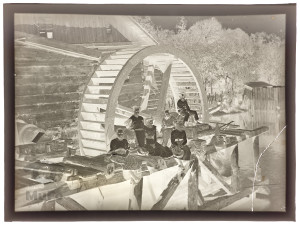 Rodzina Leona Barszczewskiego przy młynie