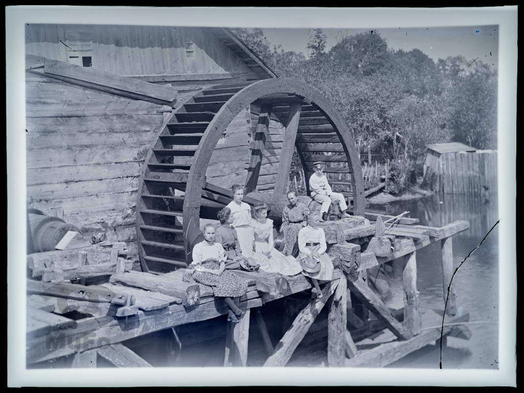 Rodzina Leona Barszczewskiego przy młynie