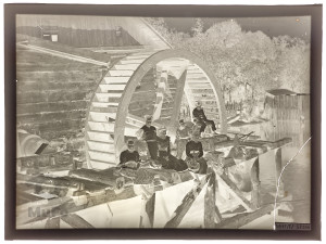 Rodzina Leona Barszczewskiego przy młynie