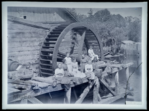 Rodzina Leona Barszczewskiego przy młynie