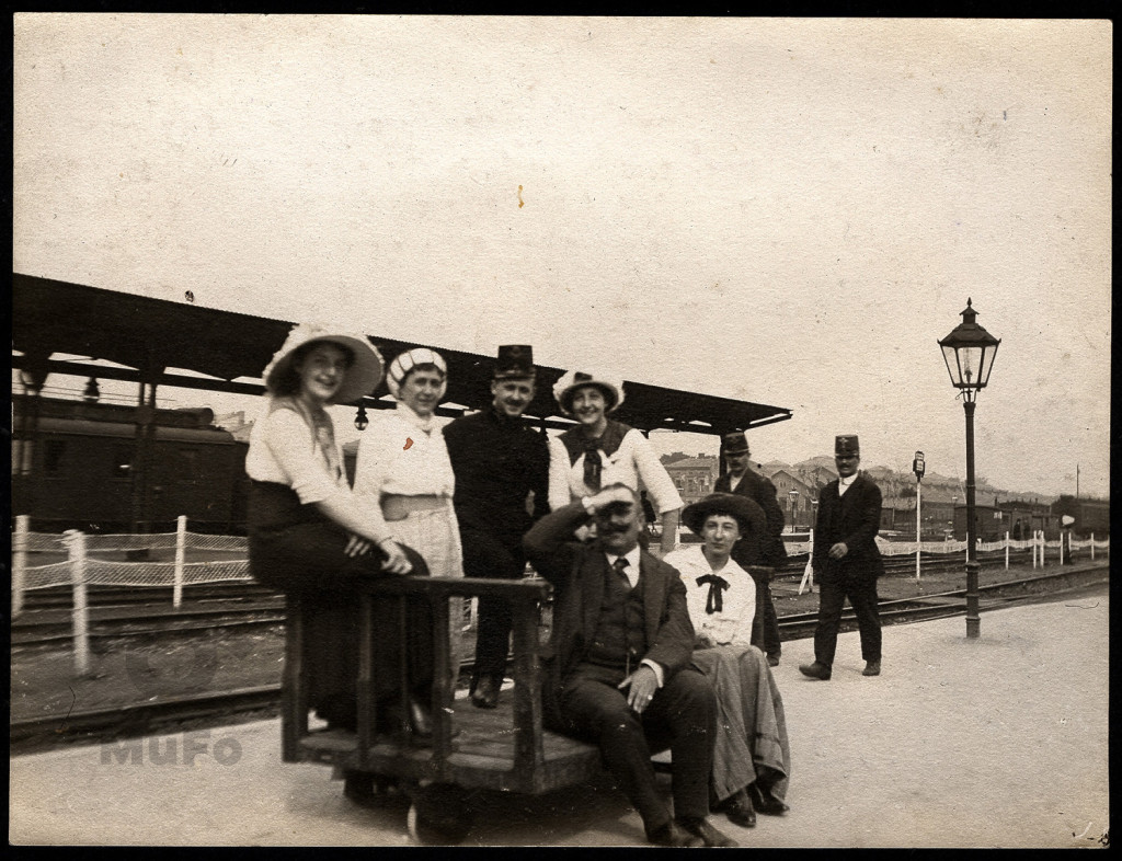 Kraków, Dworzec Główny, portret grupy