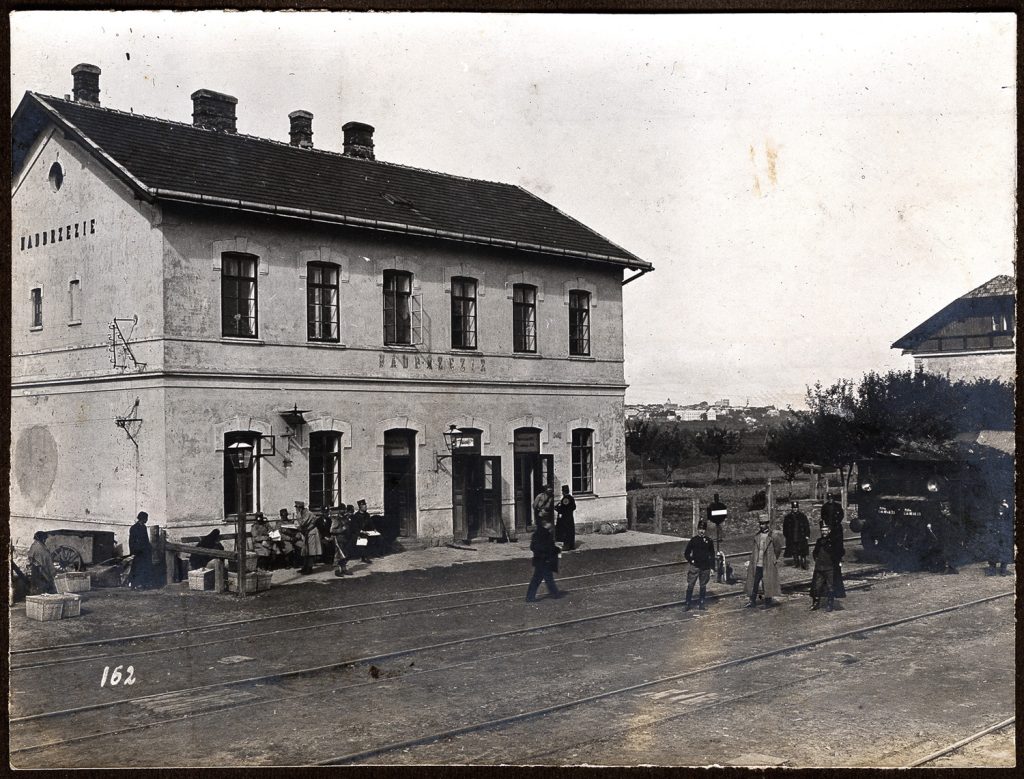 Nadbrzezie, stacja kolejowa