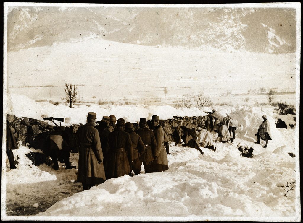grupa oficerów na linii frontu.