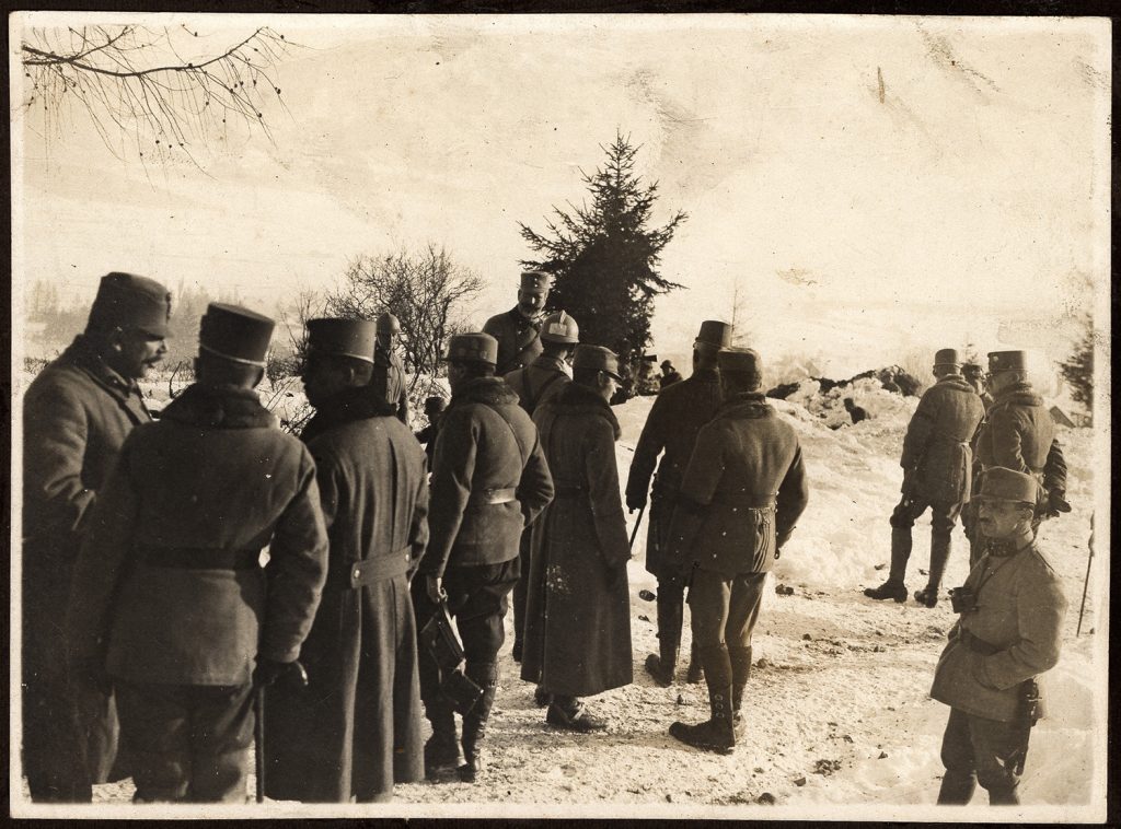 grupa oficerów na linii frontu.