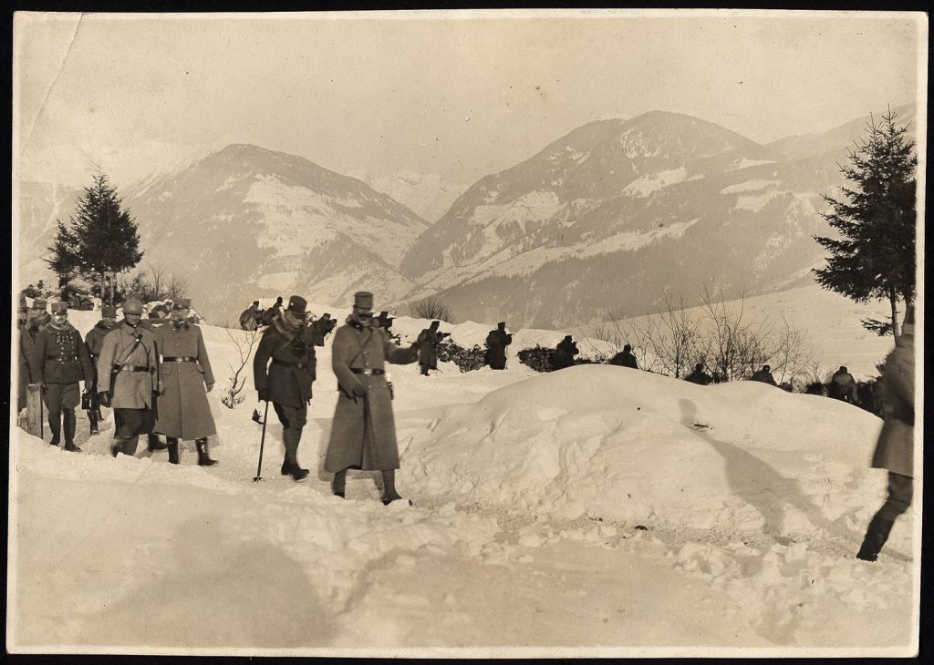 grupa oficerów wizytująca oddział