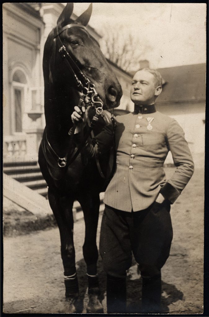 Kraków, Mydlniki, oficer z koniem.