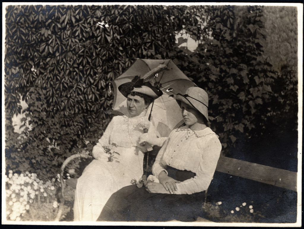 Kraków, ogród, portret dwóch kobiet