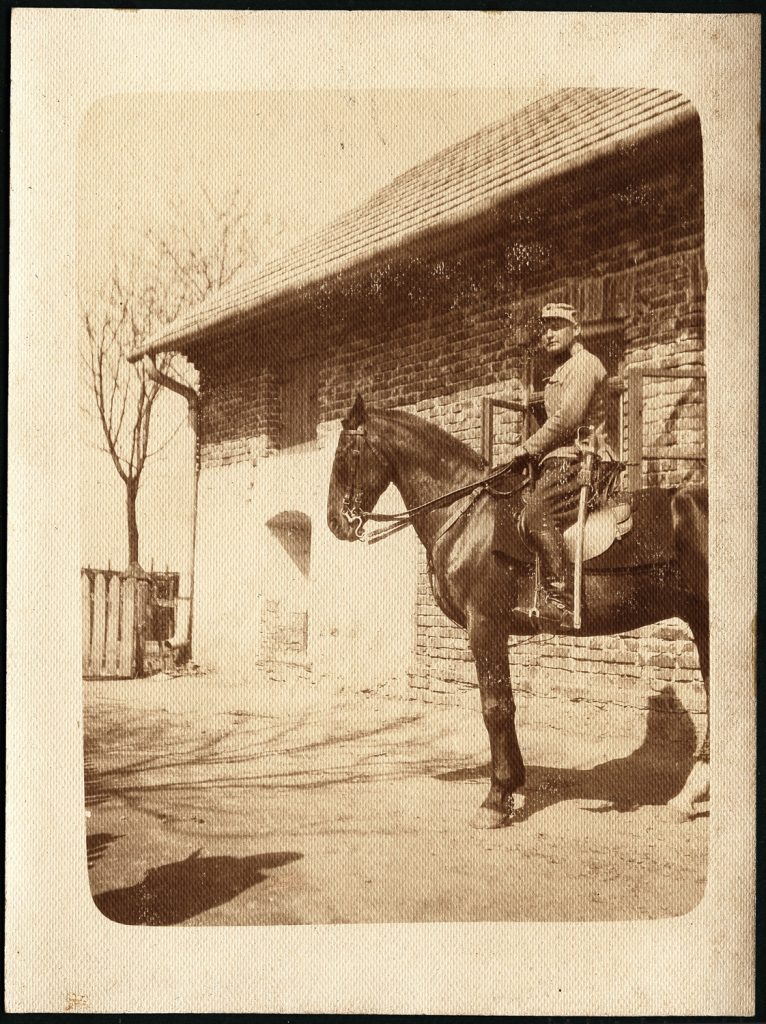 portret mężczyzny na koniu.