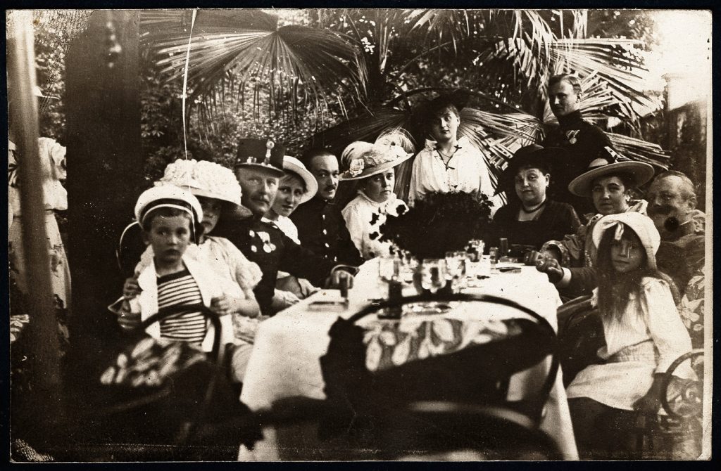 portret grupowy przy stole