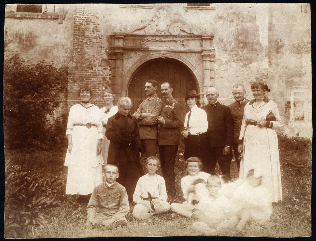 portret grupowy na tle bramy