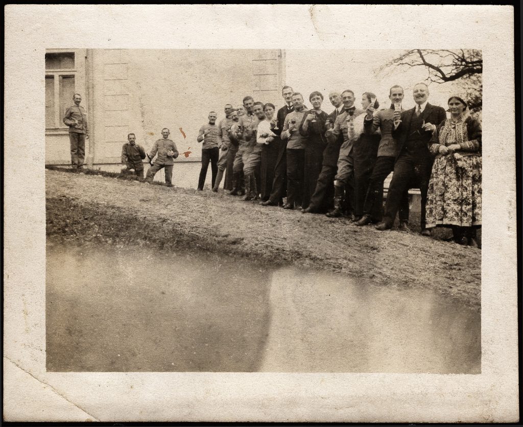 Mydlniki, przyjęcie przed pałacem