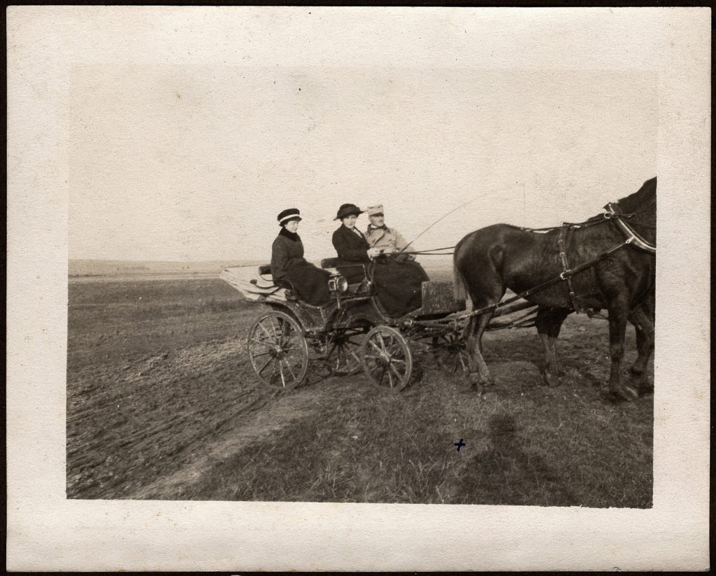 bryczka, portret trzech osób, plener