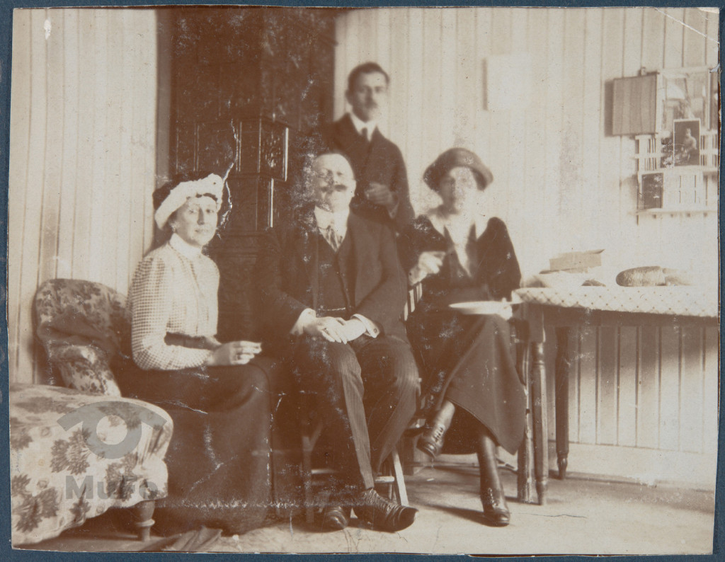 cztery osoby we wnętrzu, portret