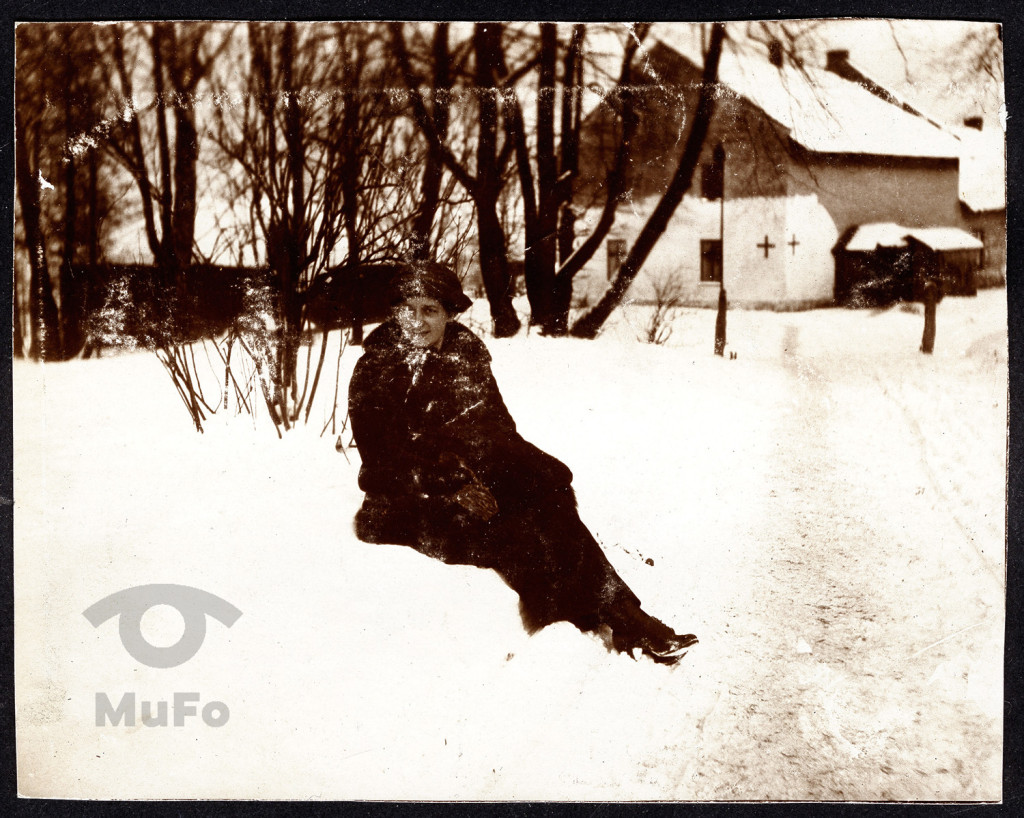 kobieta siedząca na śniegu