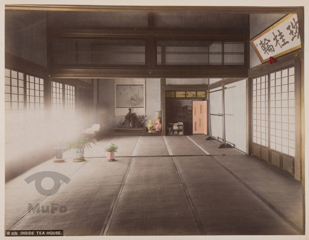 wnętrze pawilonu herbacianego