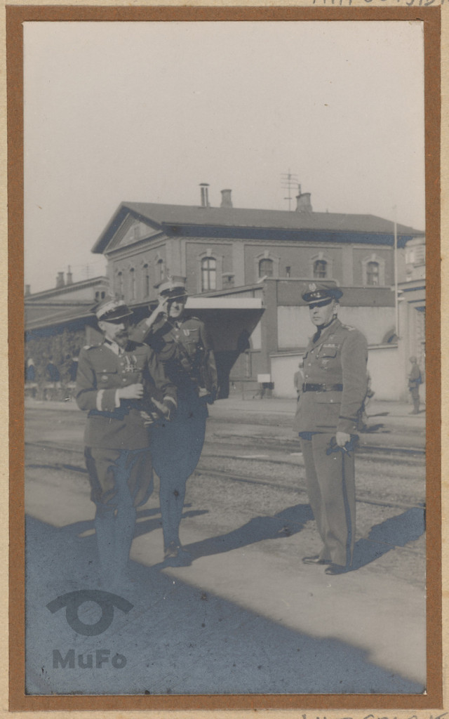 Cieszyn, dworzec, trzej oficerowie WP