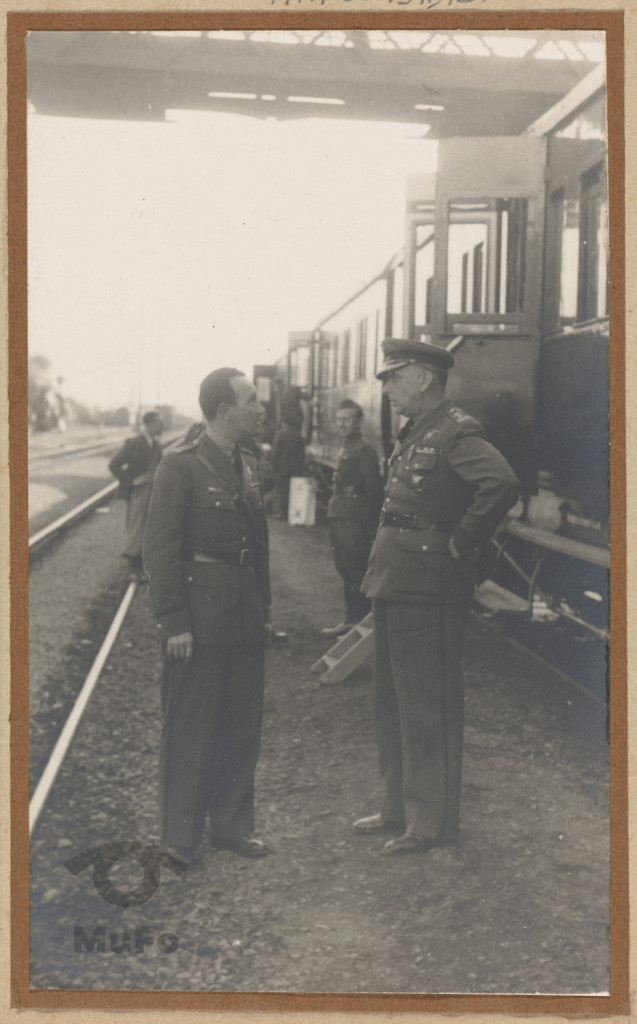 Cieszyn, dworzec, dwaj oficerowie W.P
