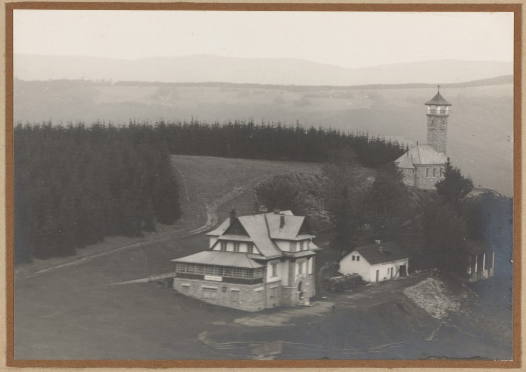 Kozubowa, nieistniejące schronisko PTT „Beskid Śląski” i kaplica św. Anny