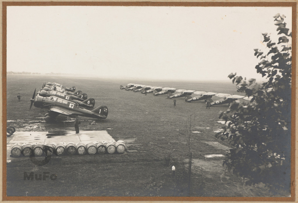 lotnisko, samoloty PZL P 11 oraz P 23
