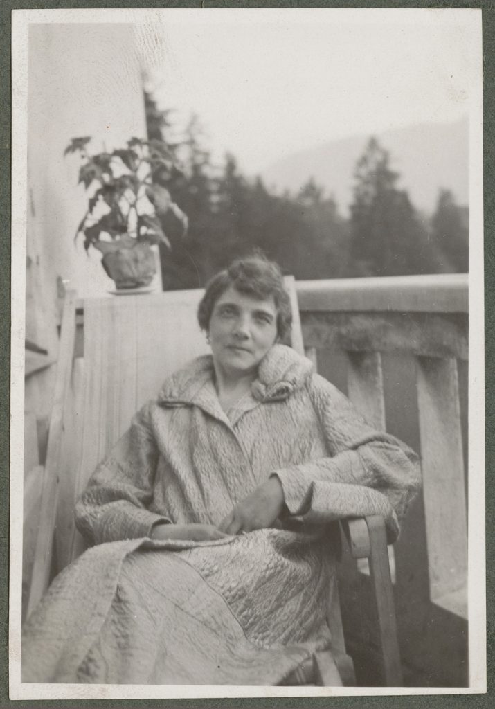 Wanda Korytowska siedząca na balkonie, portret