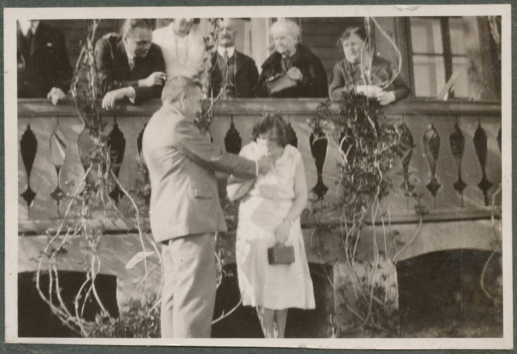 Grupa osób przed domem, portret zbiorowy w plenerze