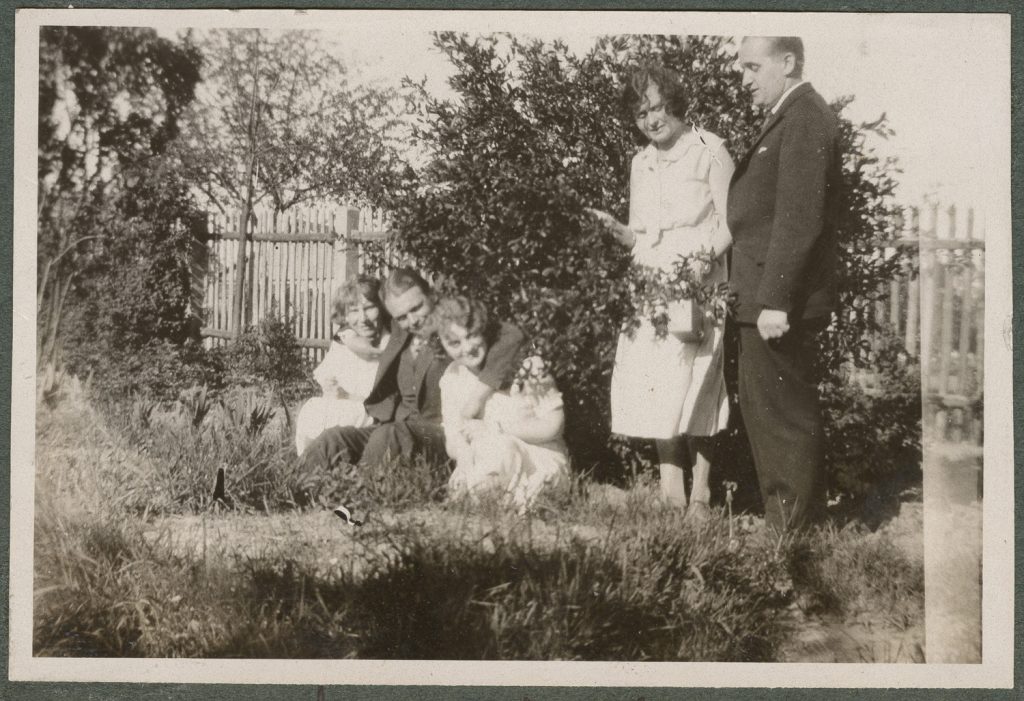 Pięć osób w ogrodzie, portret w plenerze