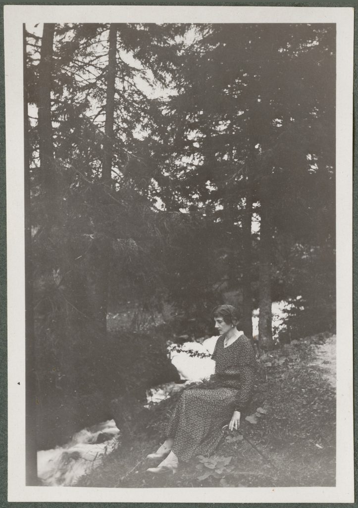 Wanda Korytowska na pniu, portret w plenerze