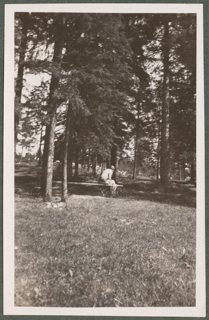 Wanda Korytowska na ławce, portret w plenerze