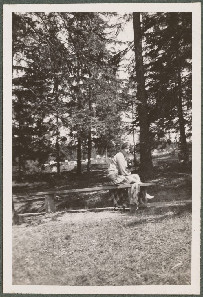 Wanda Korytowska na ławce, portret w plenerze