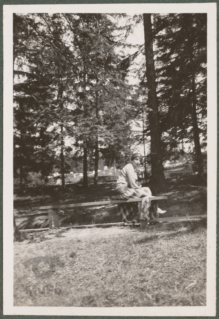 Zakopane, park na Antałówce, Wanda Korytowska siedząca na ławce, portret w plenerze leśnym, górskim