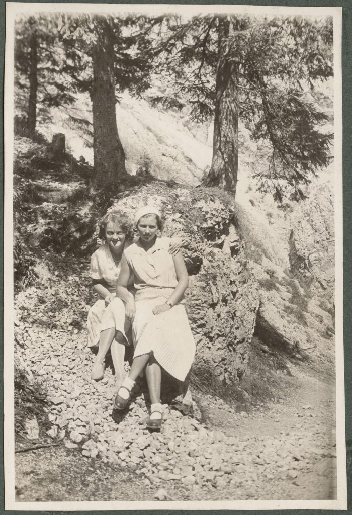 Zofia Mussilowa i Helena Homolacs na skałkach, portret w plenerze