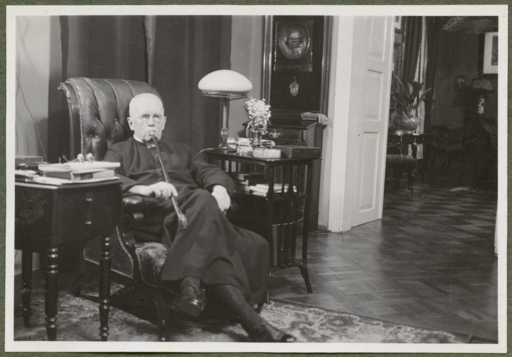 Infułat Adam Podwin, portret we wnętrzu