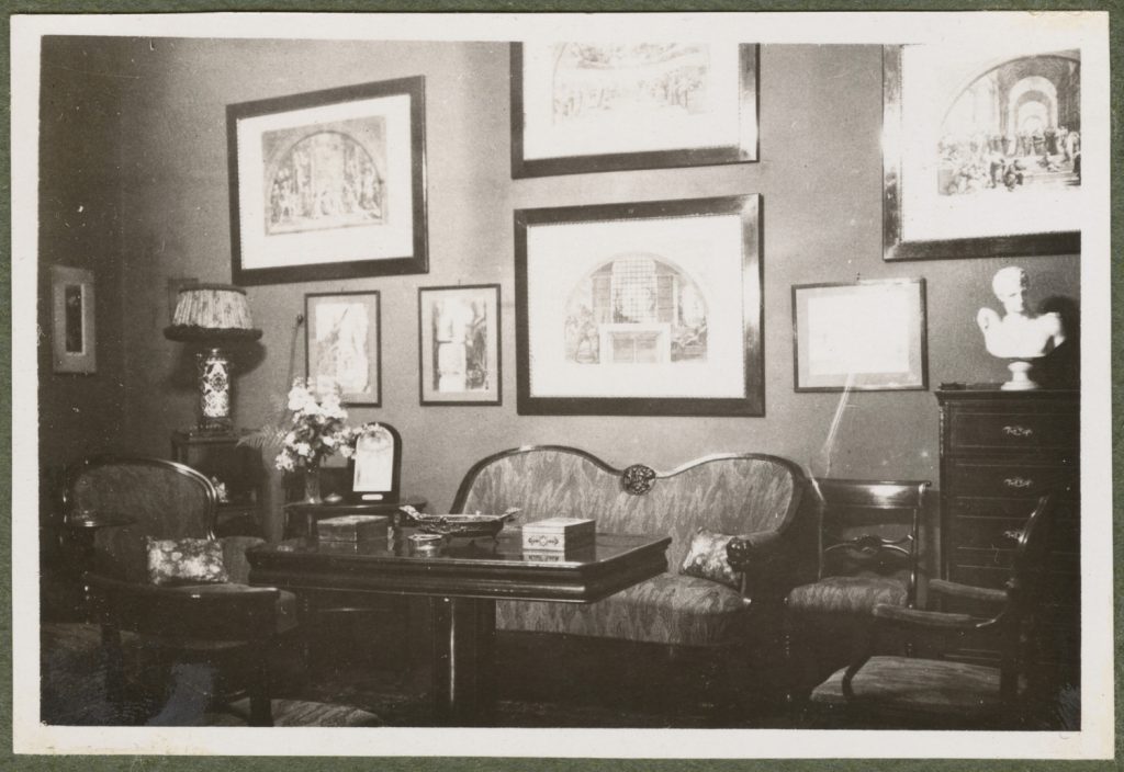 Wnętrze salonu mieszkania Adama Podwina, ul. Kanonicza 7, Kraków