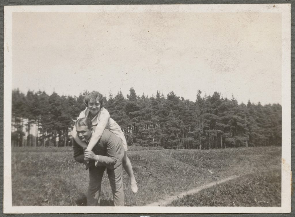 Para w humorystycznej pozie, portret w plenerze