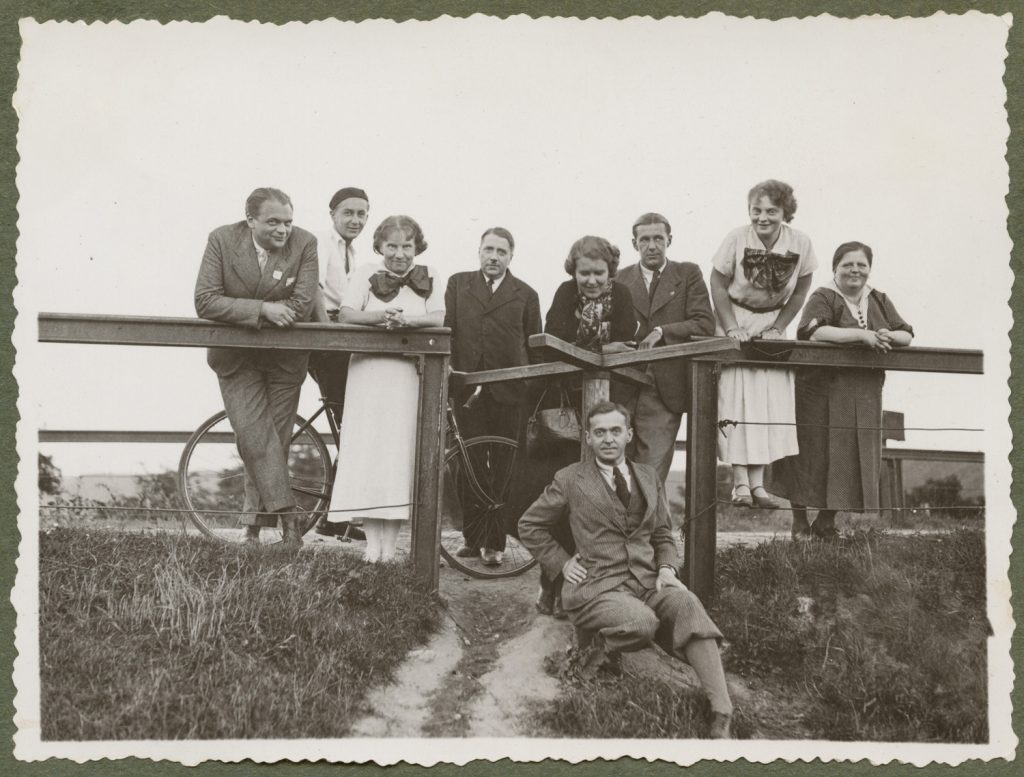 Dziewięć osób przy ogrodzonej drodze, portret zbiorowy w plenerze