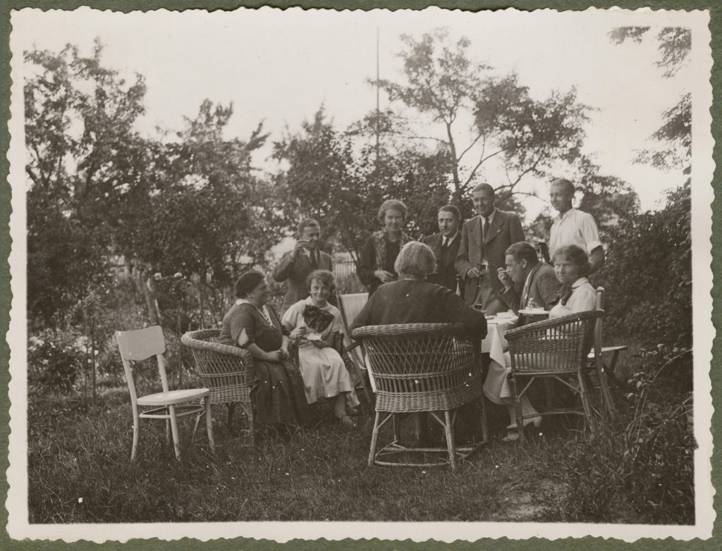 Spotkanie dziesięciu osób, portret zbiorowy w plenerze