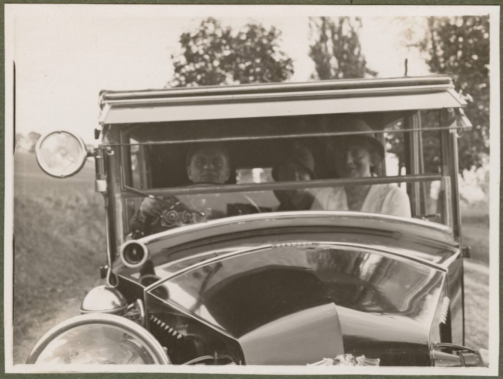 Trzy osoby w samochodzie, portret w plenerze