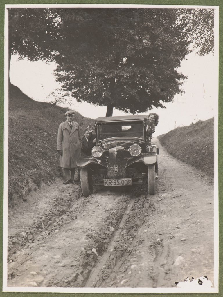 Zofia Mussilowa z bliskimi w samochodzie, portret w plenerze
