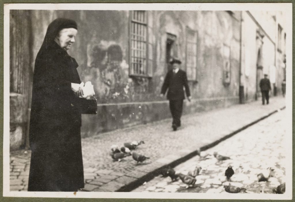 Maria Kosińska z gołębiami, portret w plenerze