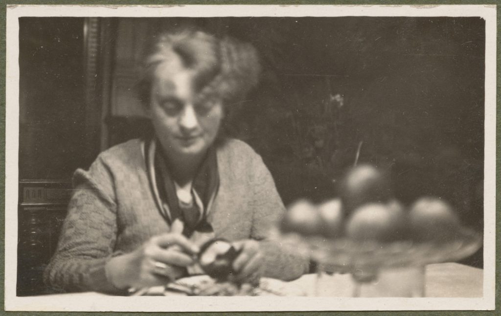 Zofia Mussilowa przy stole, portret